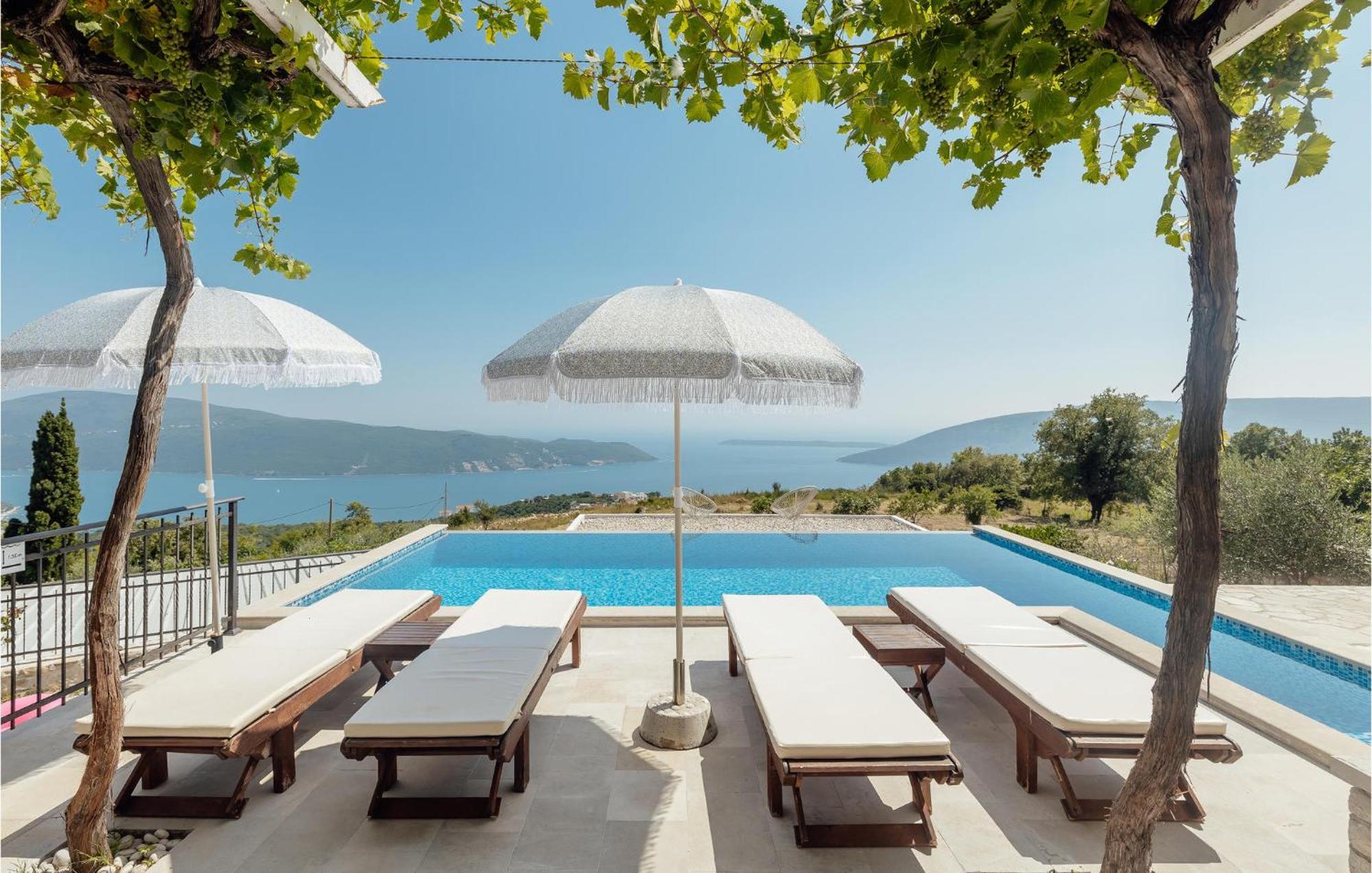 Amazing Home In Herceg Novi With House Sea View Ngoại thất bức ảnh